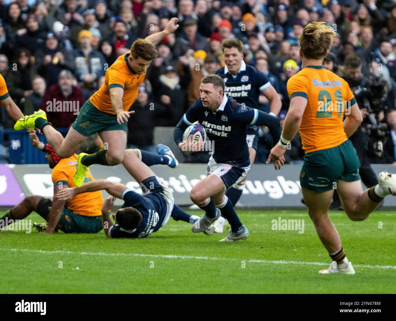 Série automne : Écosse v, Australie. 24 novembre 2024. Scotland Fly-Half, Finn Russell, perce la défense australienne à la 70e minute pour mettre les Scots 27-6 en tête alors que l'Écosse affronte l'Australie dans leur 4e et dernier match de la série d'automne 2024 à Scottish Gas Murrayfield, Édimbourg, Royaume-Uni crédit : Ian Jacobs/Alamy Live News Banque D'Images