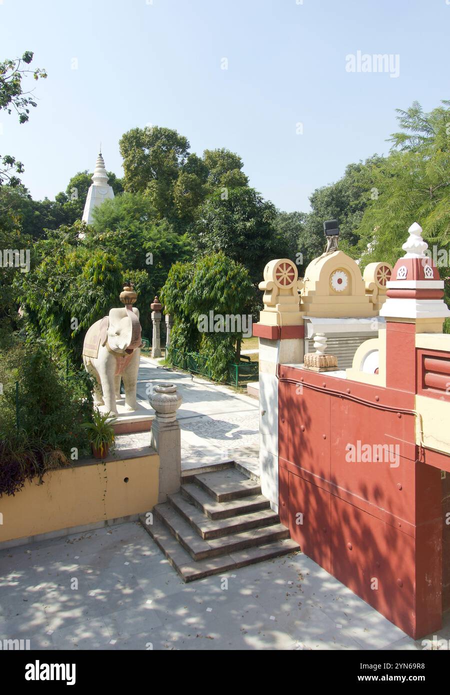 Éléphant et murs à l'extérieur du temple hindou Laxminarayan à Delhi, Inde Banque D'Images