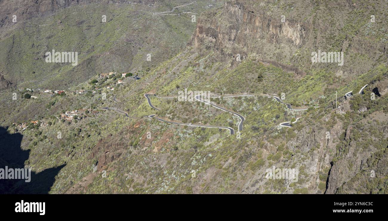 Le village de montagne de Masca entouré de formations rocheuses volcaniques et la gorge de Masca, Barranco de Masca, montagnes Teno, Tenerife, îles Canaries Banque D'Images