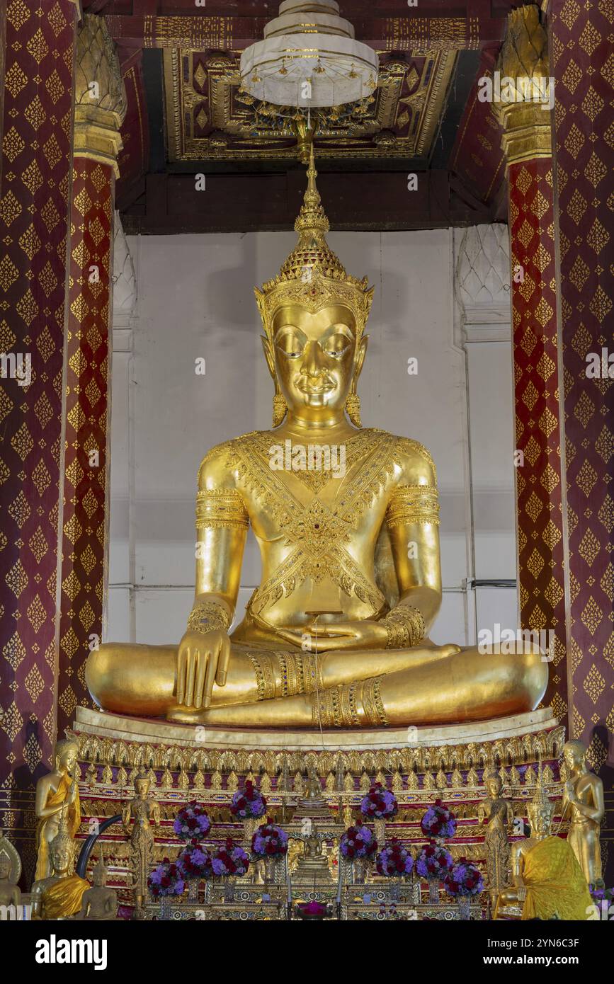Statue de Bouddha doré, Phra Phuttha Nimit, montrant le visage ingracieux typique de la fin de la période Ayutthaya, dans l'ubosot de Wat Na Phra Men, également Wat Banque D'Images