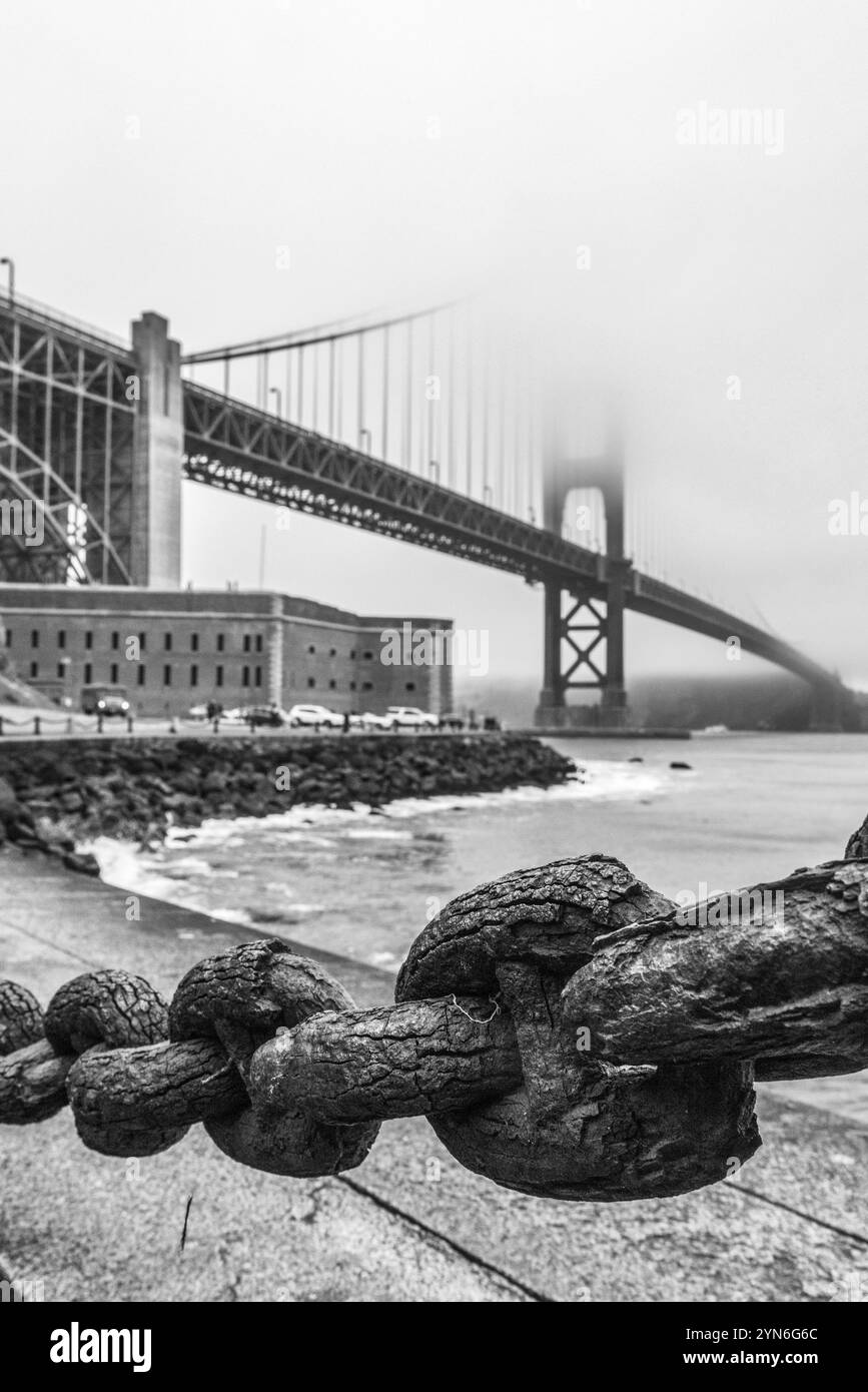 Belle vieille clôture de chaîne de maillons au Golden Gate Bridge à San Francisco, États-Unis, Amérique du Nord Banque D'Images