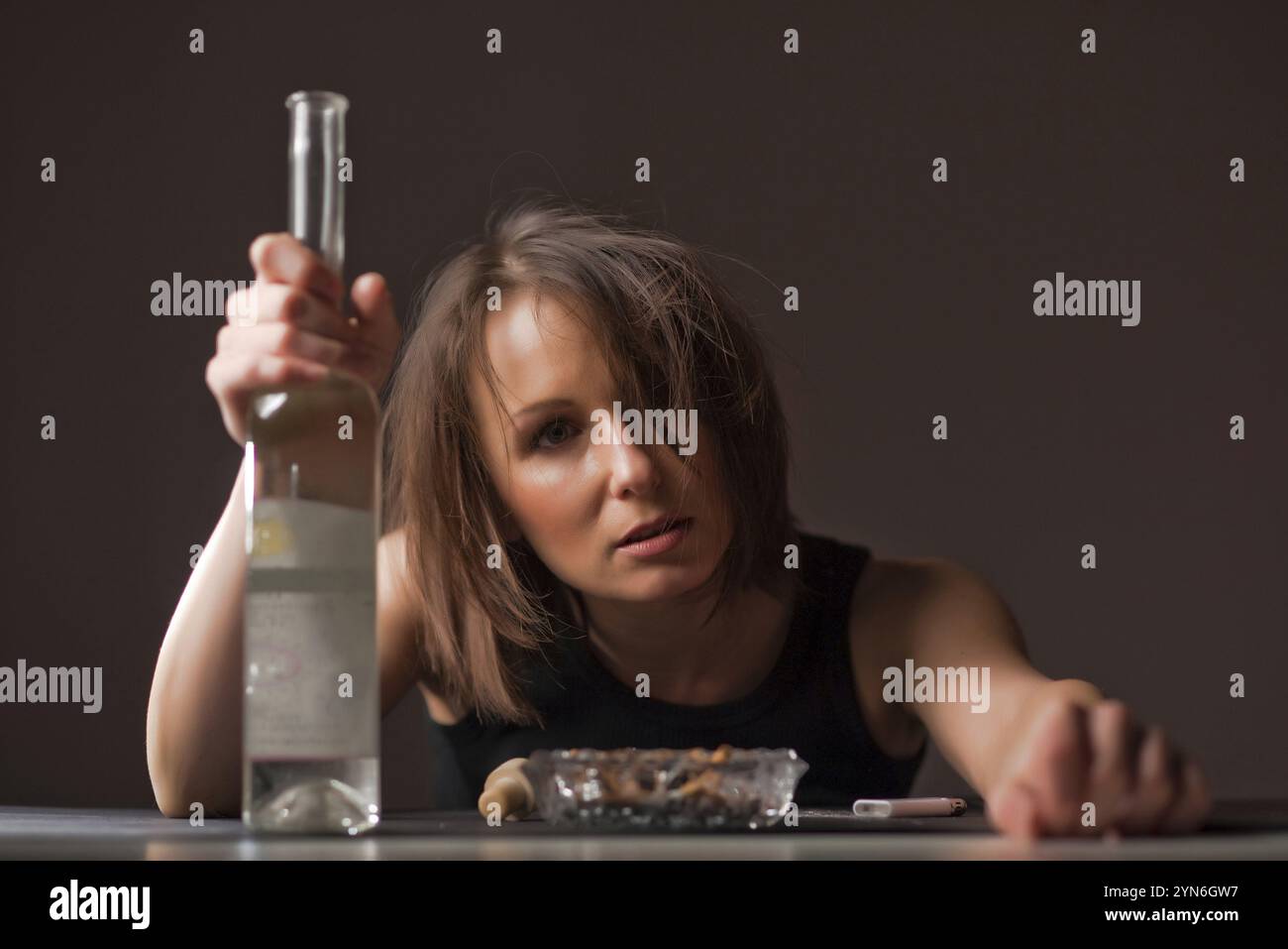 Une femme alcoolique avec une bouteille d'alcool et des cigarettes, ivre, accro Vienne, Autriche, Europe Banque D'Images