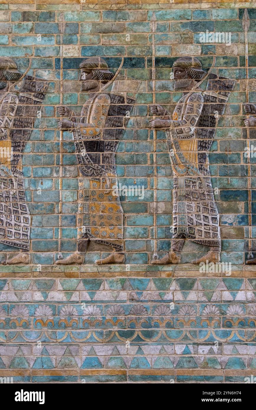 PARIS, FRANCE, 30 MAI 2022, ancienne frise murale persane colorée dans le musée du Louvre à Paris, France, Europe Banque D'Images