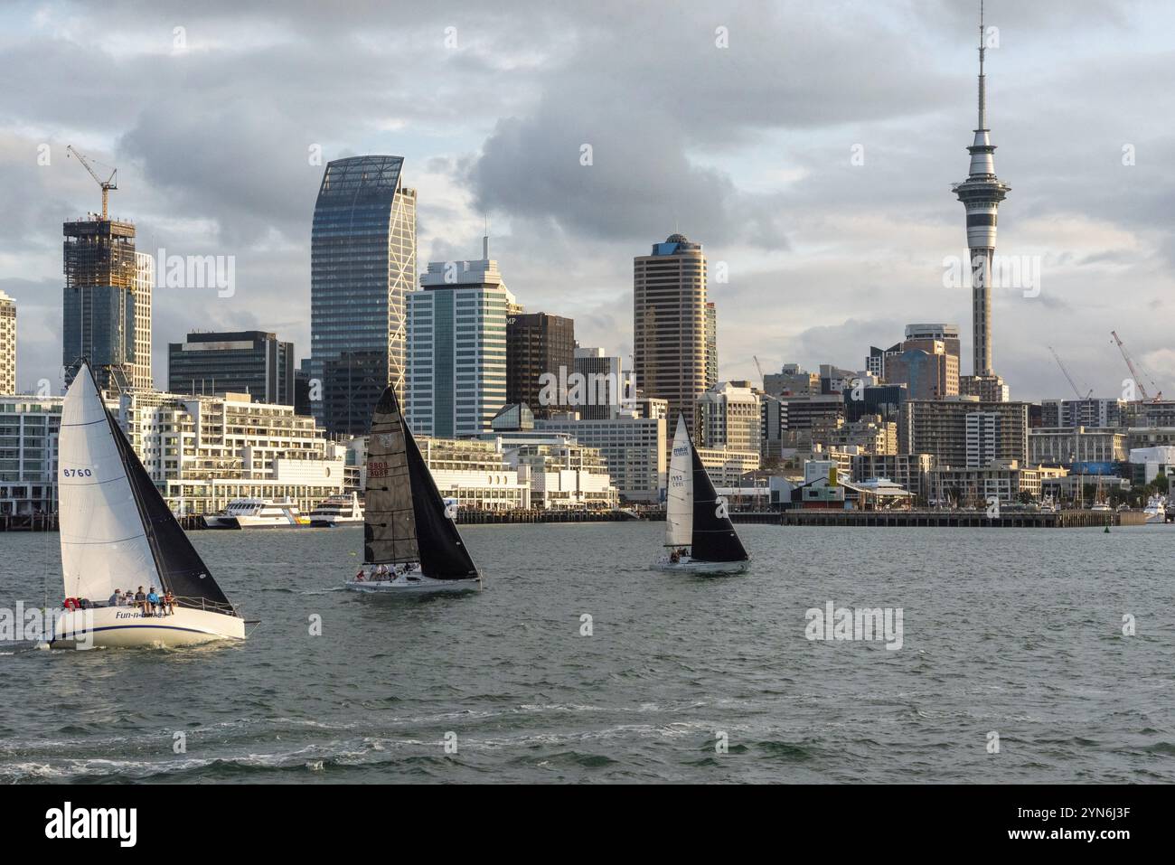 Célèbre skyline du quartier central des affaires d'Auckland pendant le coucher du soleil, les gens s'énervent la chaude soirée d'été sur leurs voiliers, Nouvelle-Zélande, Océanie Banque D'Images