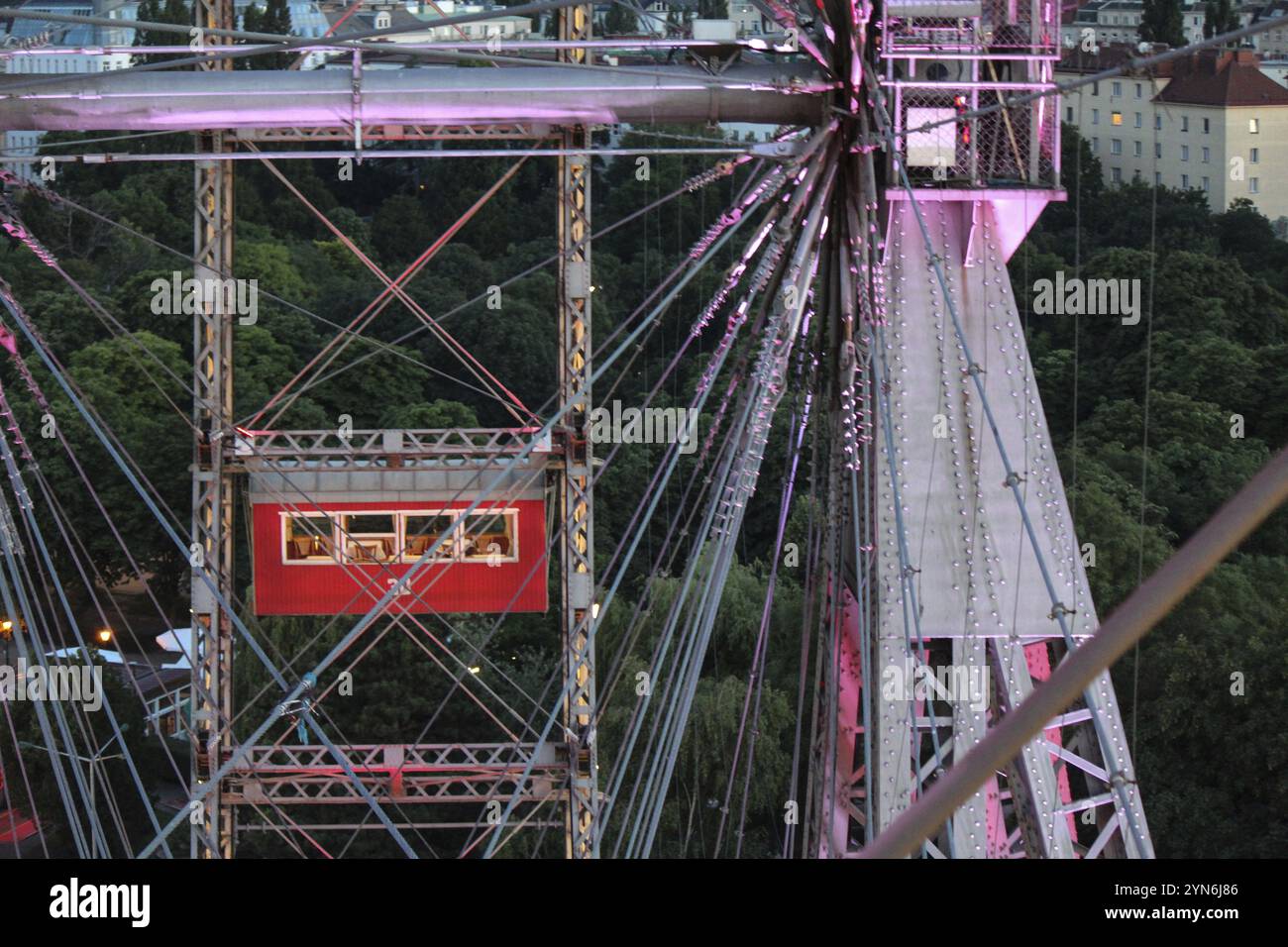 Rouler avec la célèbre grande roue viennoise dans la soirée, Autriche, Europe Banque D'Images