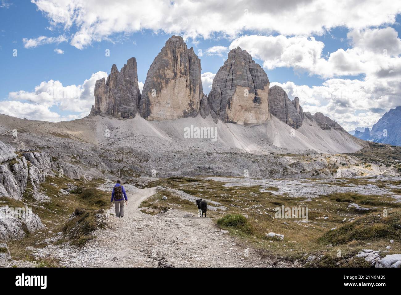 Une femme randonnée solitaire avec son chien autour des montagnes de Drei Zinnen, les Dolomites dans le Tyrol du Sud Banque D'Images