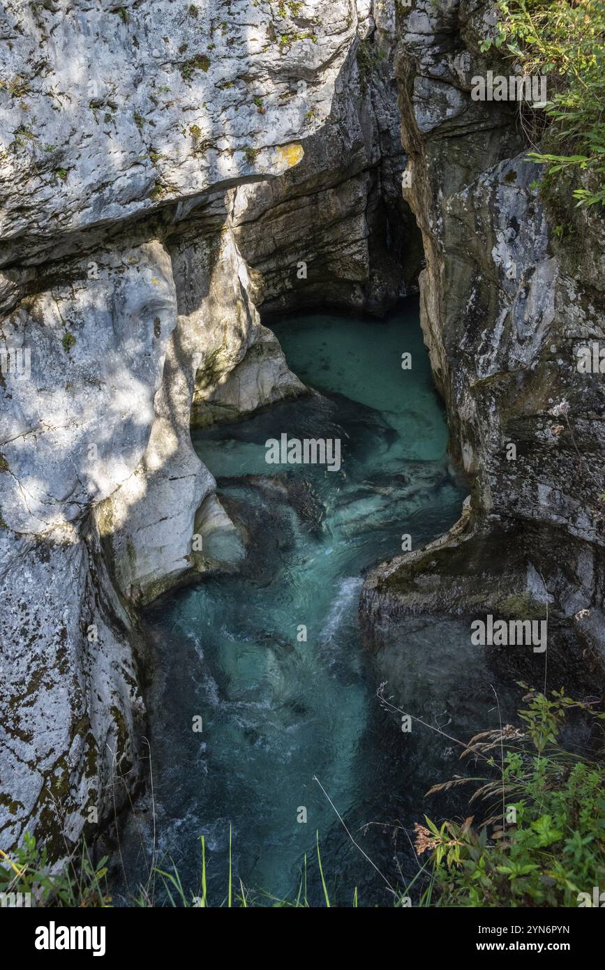 La rivière Soca qui coule à travers un paysage de montagne sauvage des Alpes juliennes, Slovénie, Europe Banque D'Images
