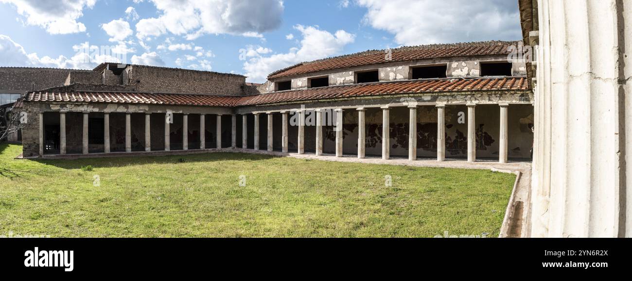 Oplontis, ITALIE, 03 MAI 2022, jardin et colonnade de l'ancienne villa romaine Oplontis près de Pompéi, Italie, Europe Banque D'Images