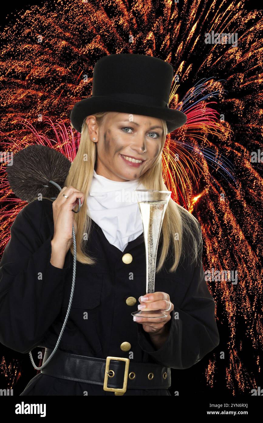 Un ramoneur féminin avec un verre de champagne devant le feu d'artifice de la Saint-Sylvestre, Prosot New Year Vienne, Autriche, Europe Banque D'Images