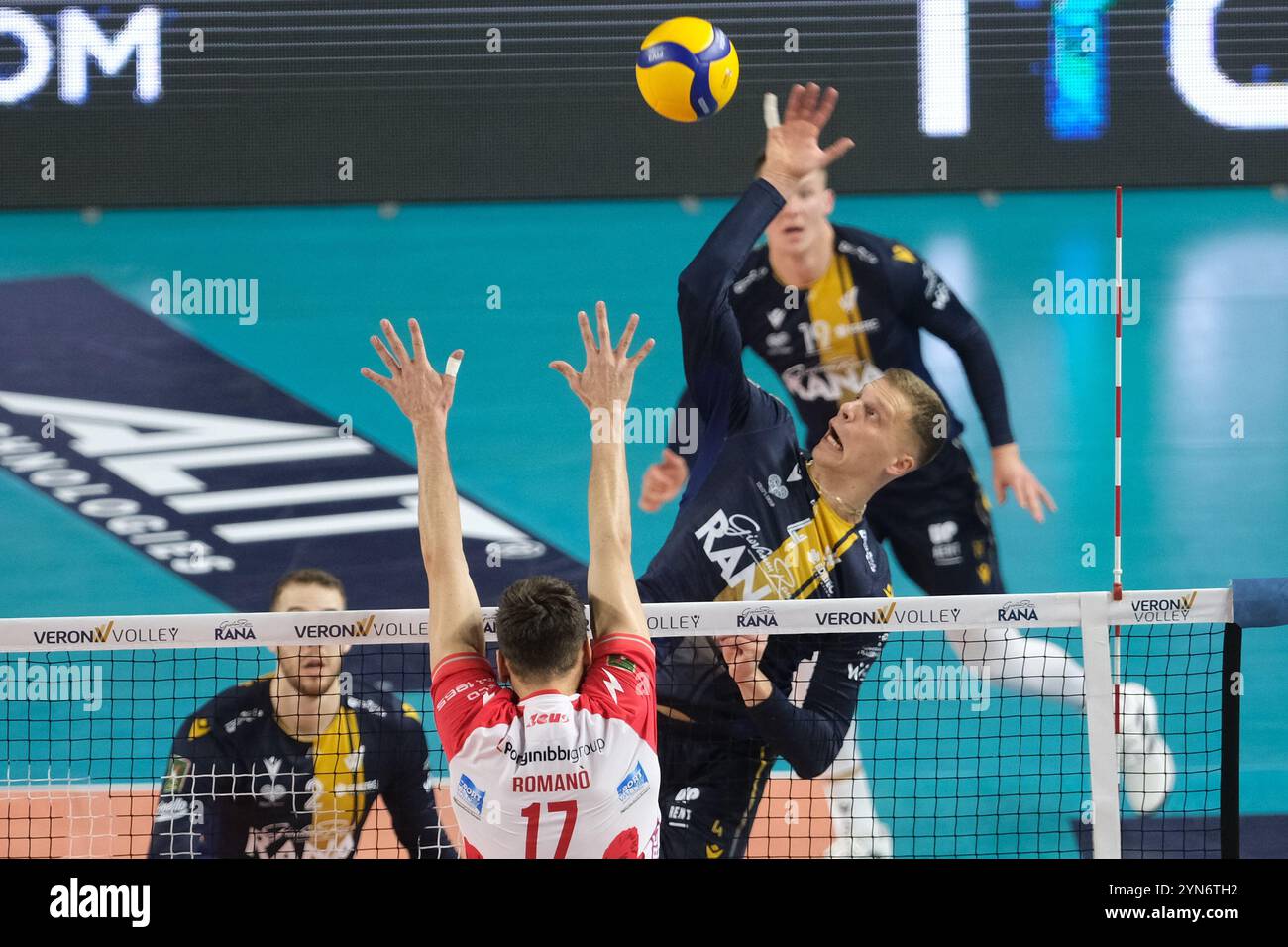 Attaque de Donovan Dzavoronok de Rana Verona lors du match entre Rana Verona et Gas Sales Bluenergy Piacenza, saison régulière du Championnat d'Italie de volleyball SuperLega 2024/2025, au Pala AGSM-AIM à Vérone, Italie le 24 novembre 2024. Banque D'Images