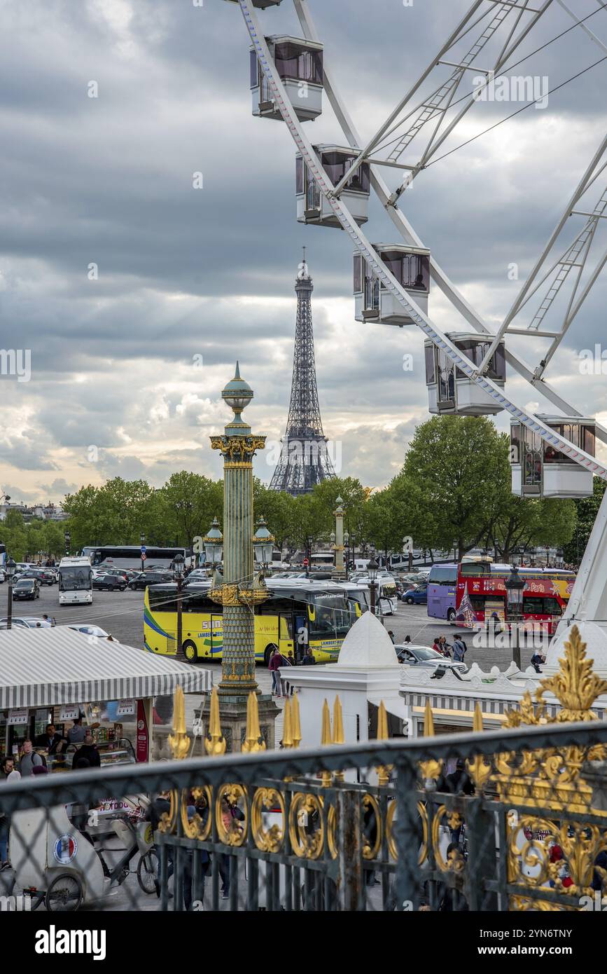 Une grande roue dans le jardin des Tuileries, la tour Eifel en arrière-plan, Paris Banque D'Images