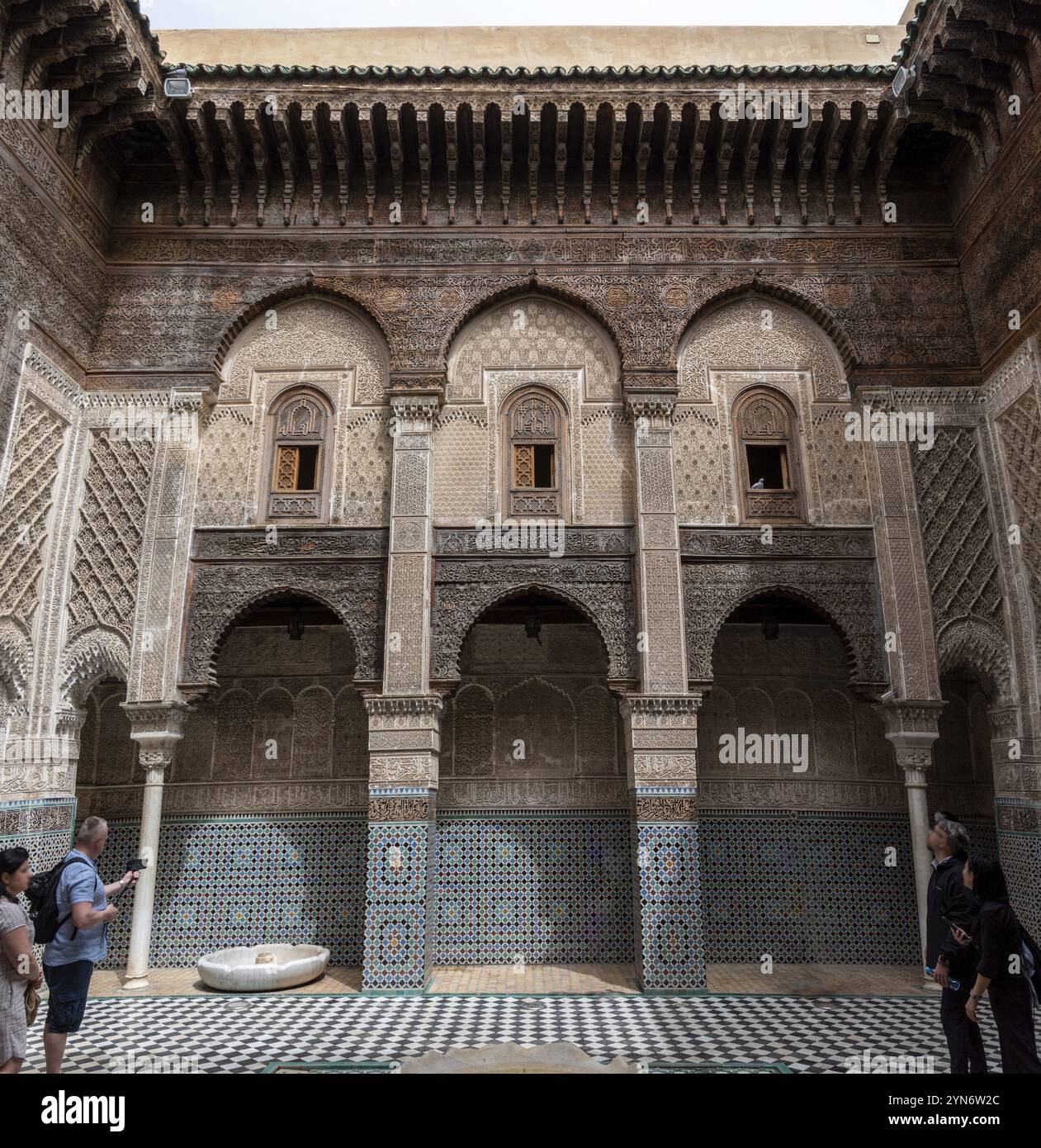 Fès, Maroc, 04 avril 2023, façade riche décorée dans la cour de la Medersa Attarine à Fès, Maroc, Afrique Banque D'Images