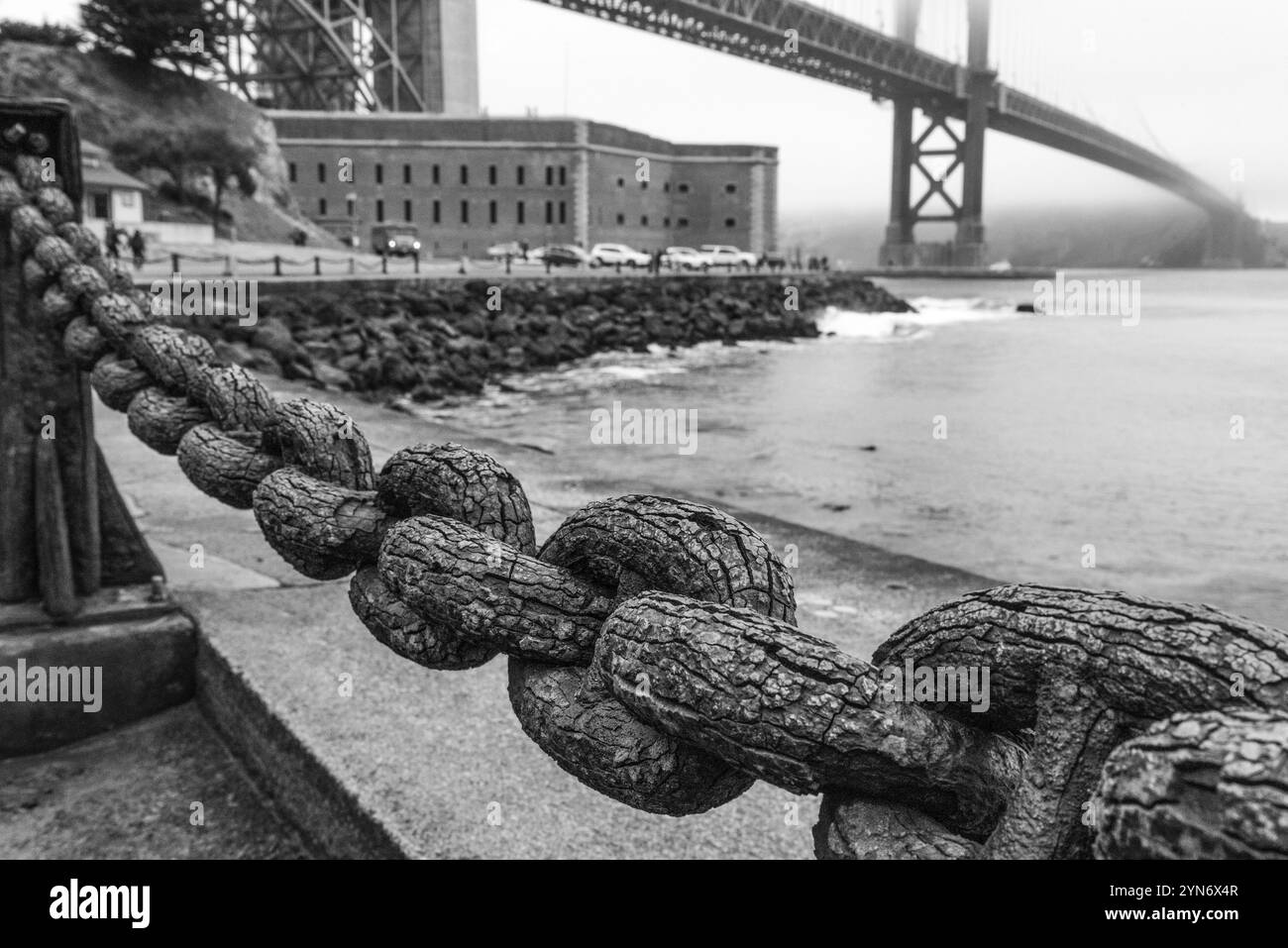 Belle vieille clôture de chaîne de maillons au Golden Gate Bridge à San Francisco, États-Unis, Amérique du Nord Banque D'Images