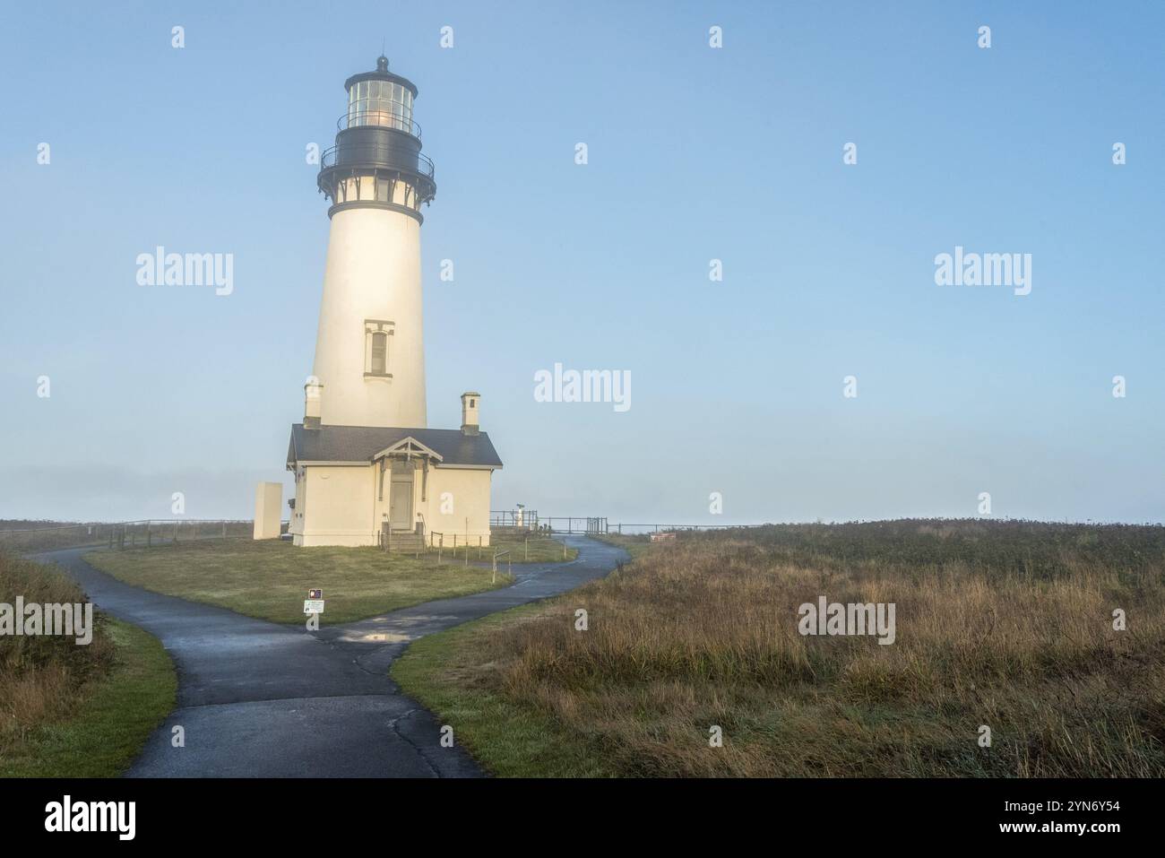 Phare pittoresque au petit matin, Yaquina tête en Oregon, USA, Amérique du Nord Banque D'Images