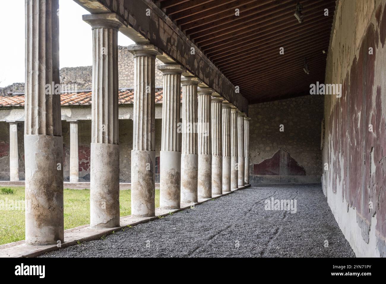 Oplontis, ITALIE, 03 MAI 2022, jardin et colonnade de l'ancienne villa romaine Oplontis près de Pompéi, Italie, Europe Banque D'Images