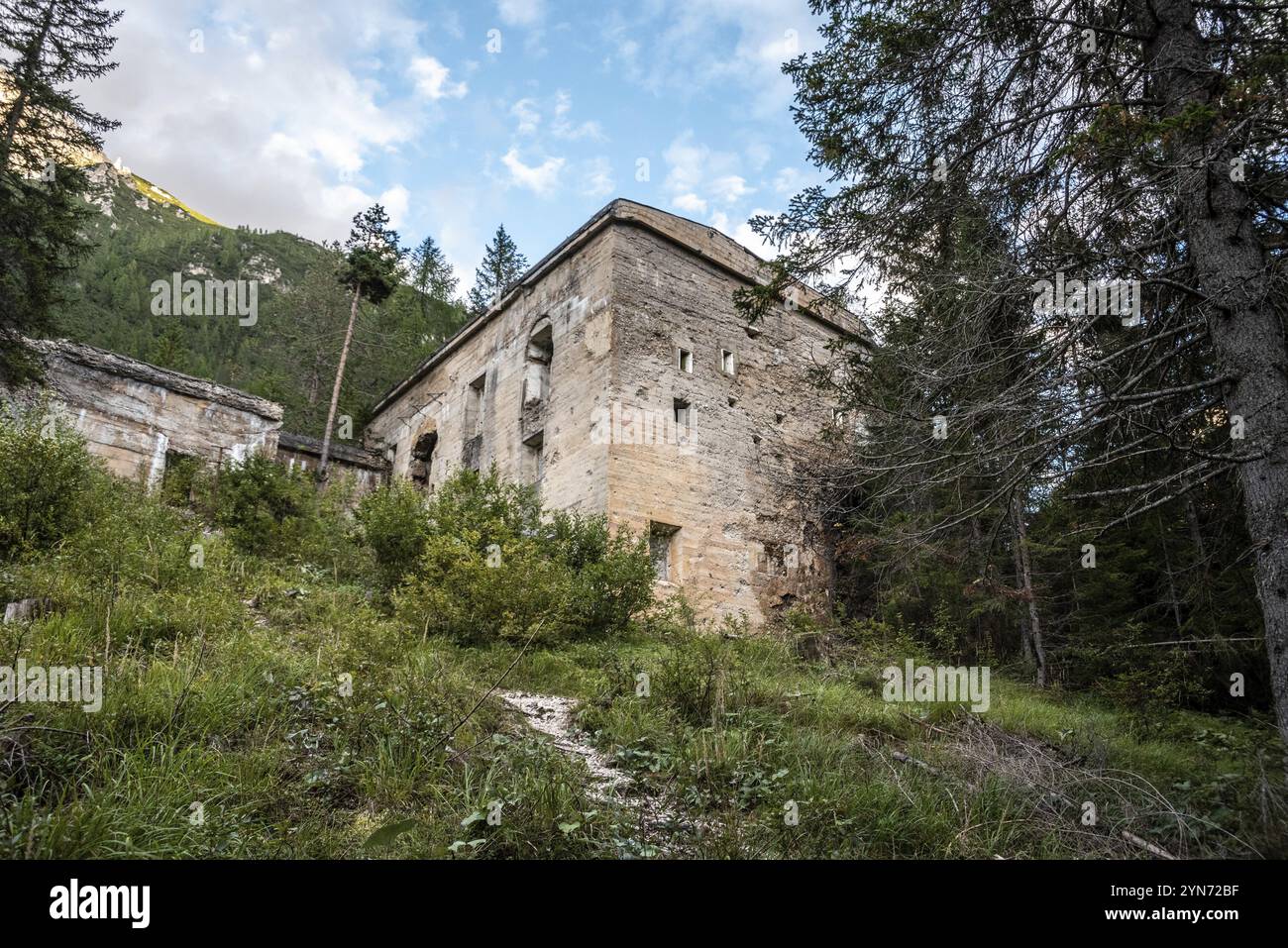 Forteresse emblématique Landro dans les Alpes Dolomites en Tyrol du Sud, reste architectural des conflits frontaliers entre l'Autriche et l'Italie Banque D'Images