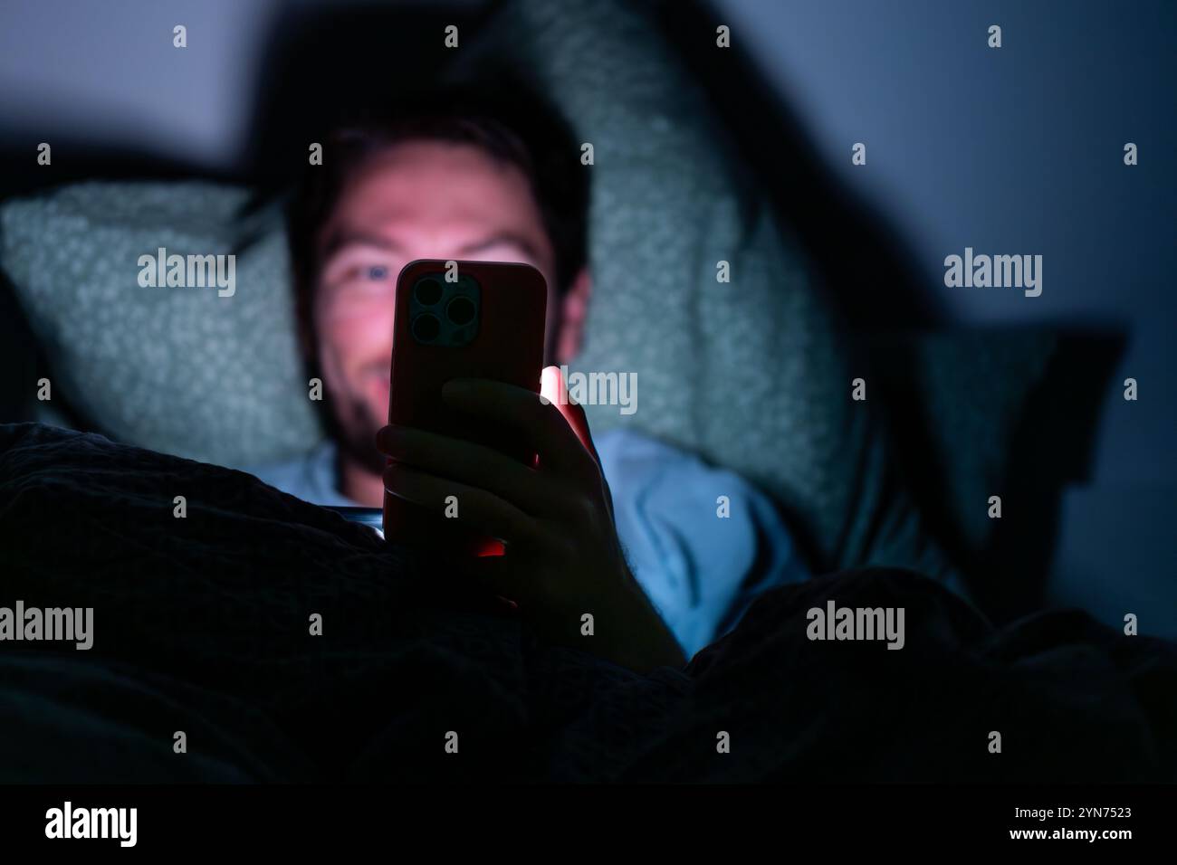 personne utilisant le téléphone dans le lit, utilisant le téléphone avant de dormir. dépendance à l'appareil téléphonique, temps d'écran. utilisation excessive de gadgets сўтсузе Banque D'Images