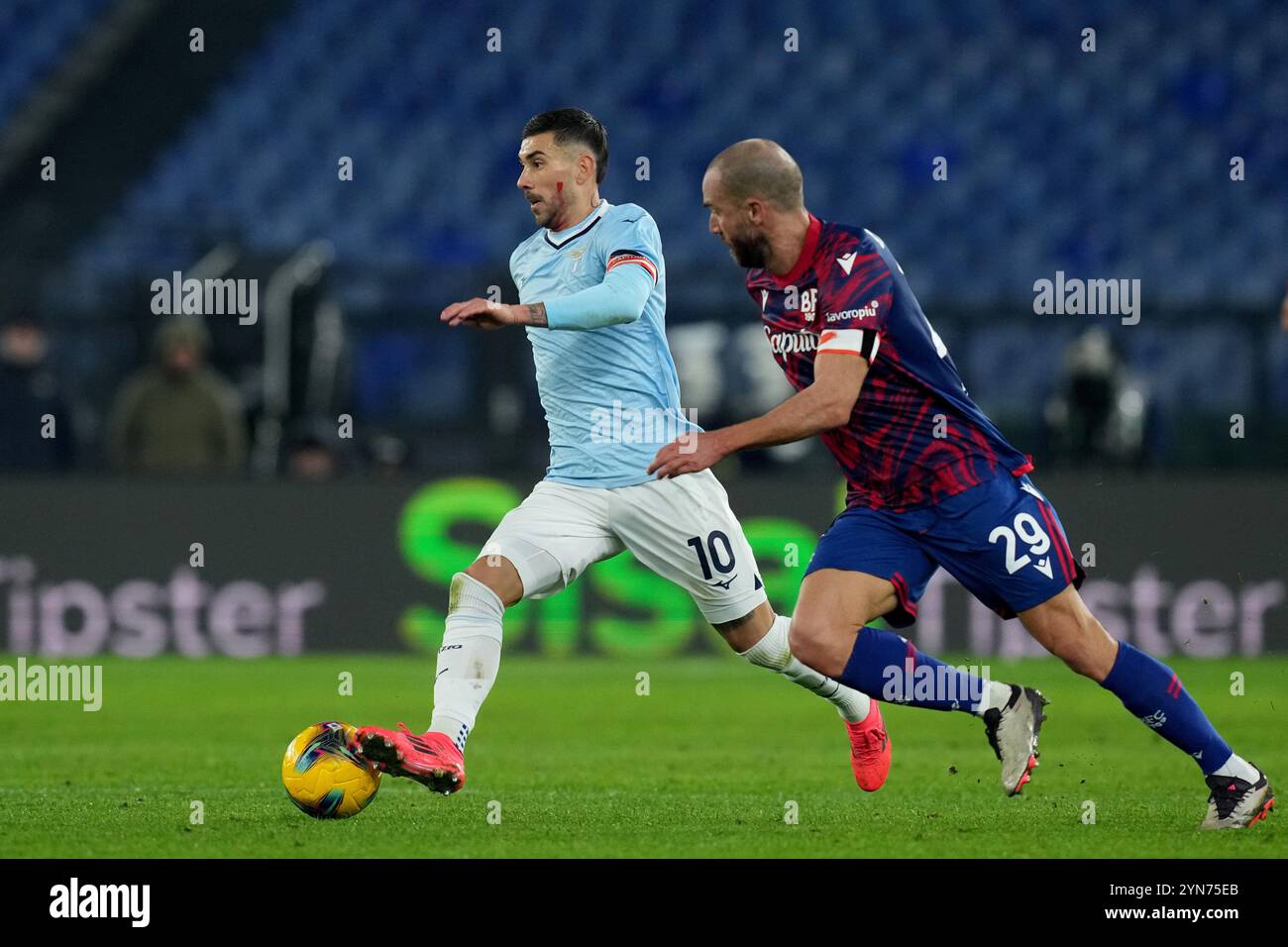 Roma, Italie. 24 novembre 2024. Lorenzo de Silvestri de Latium, Mattia Zaccagni Bologna, lors du match de football Serie A EniLive entre Latium et Bologne au stade olympique de Rome, Italie - dimanche 24 novembre 2024 - Sport Soccer ( photo par Alfredo Falcone/LaPresse ) crédit : LaPresse/Alamy Live News Banque D'Images