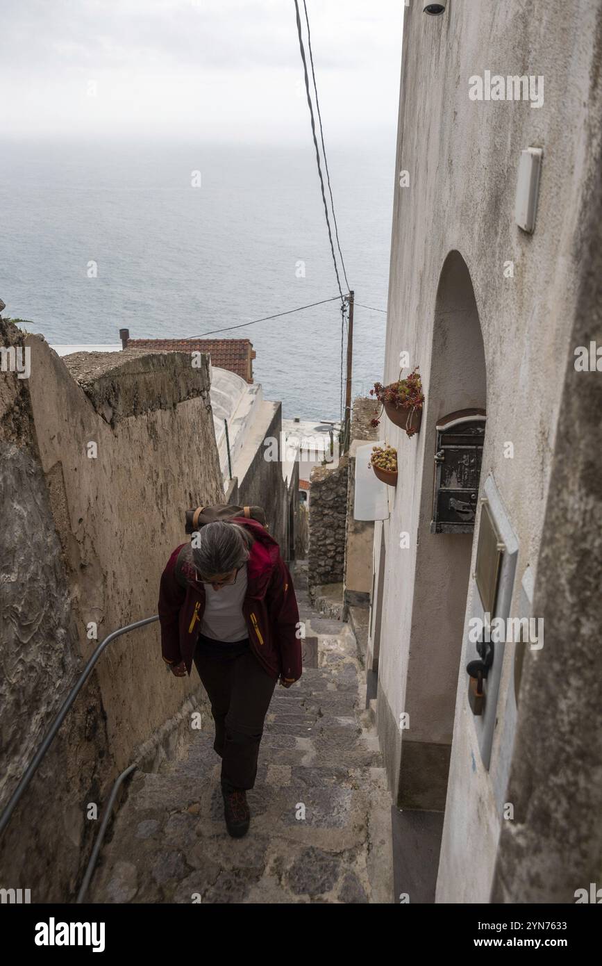 Randonnée sur le célèbre sentier Sentiero degli Dei, le chemin des dieux sur la côte amalfitaine, dans le sud de l'Italie Banque D'Images