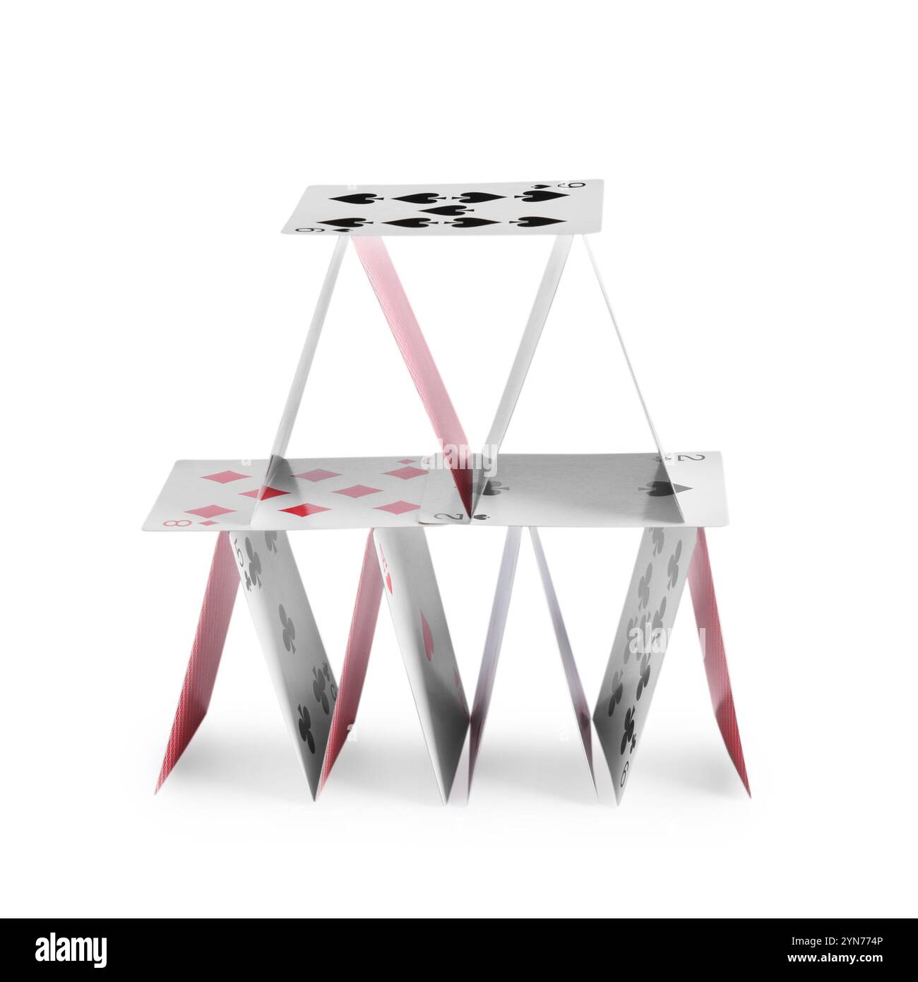 Maison de cartes à jouer isolé sur blanc Banque D'Images