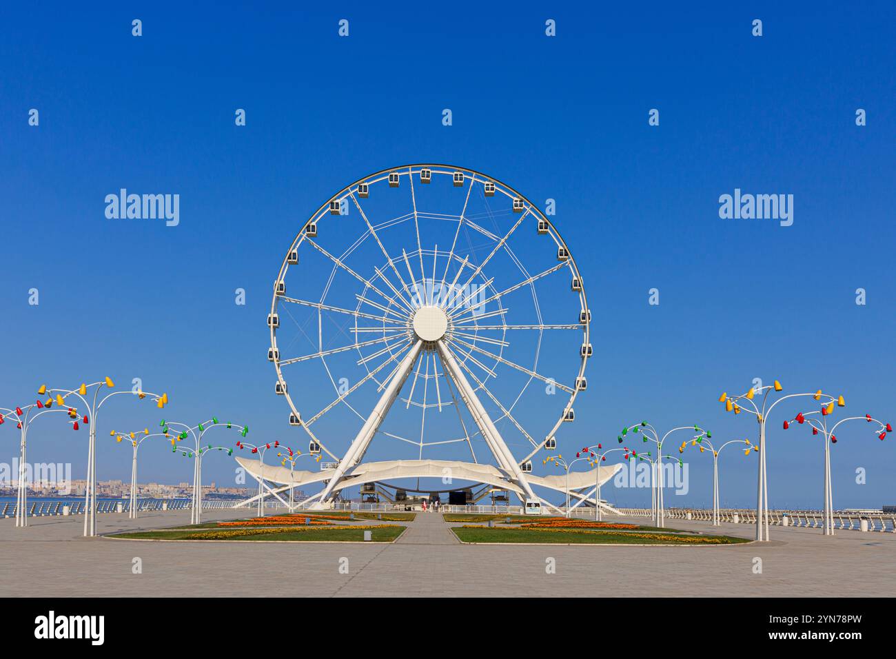 La grande roue de Bakou, également connue sous le nom d'œil de Bakou et roue du diable, a ouvert ses portes en 2014 à Bakou, en Azerbaïdjan Banque D'Images