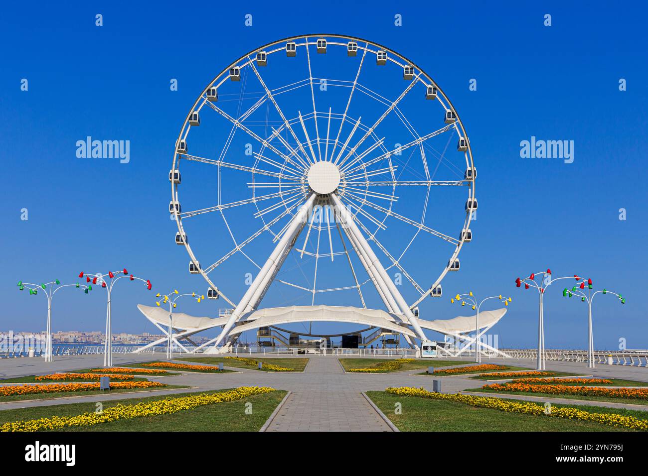 La grande roue de Bakou, également connue sous le nom d'œil de Bakou et roue du diable, a ouvert ses portes en 2014 à Bakou, en Azerbaïdjan Banque D'Images