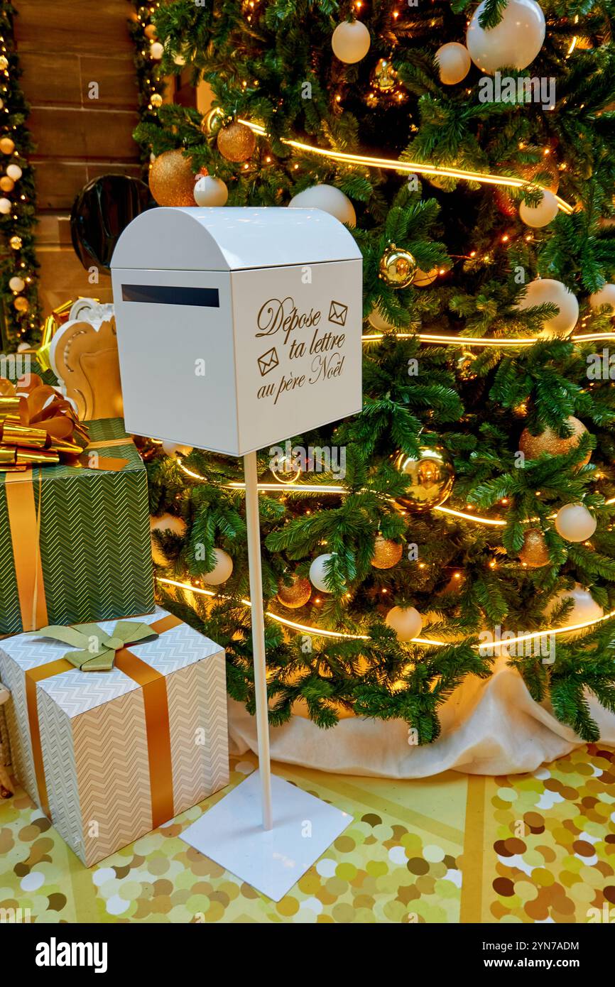 La phrase « Déposez votre lettre au Père Noël » est en français et signifie « déposez votre lettre au Père Noël » Banque D'Images