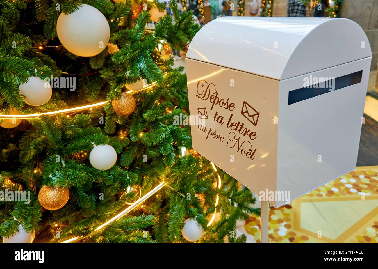 La phrase « Déposez votre lettre au Père Noël » est en français et signifie « déposez votre lettre au Père Noël » Banque D'Images