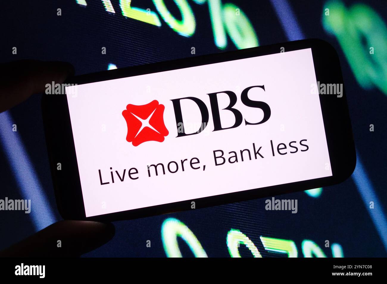 Dans cette illustration photo, le logo de la société DBS Group est affiché sur un écran de smartphone. Banque D'Images