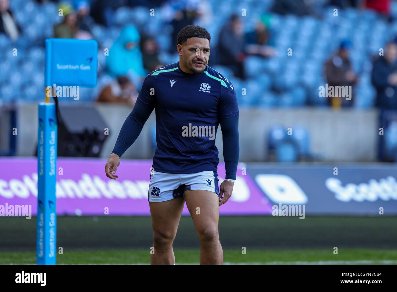 Édimbourg, Écosse. 24 novembre 2024. Sione Tuipulotu se réchauffe pour le célèbre match Grouse Nations Series entre l'Écosse et l'Australie au Scottish Gas Murrayfield Stadium, à Édimbourg. Crédit : Connor Douglas/Alamy Live News Banque D'Images