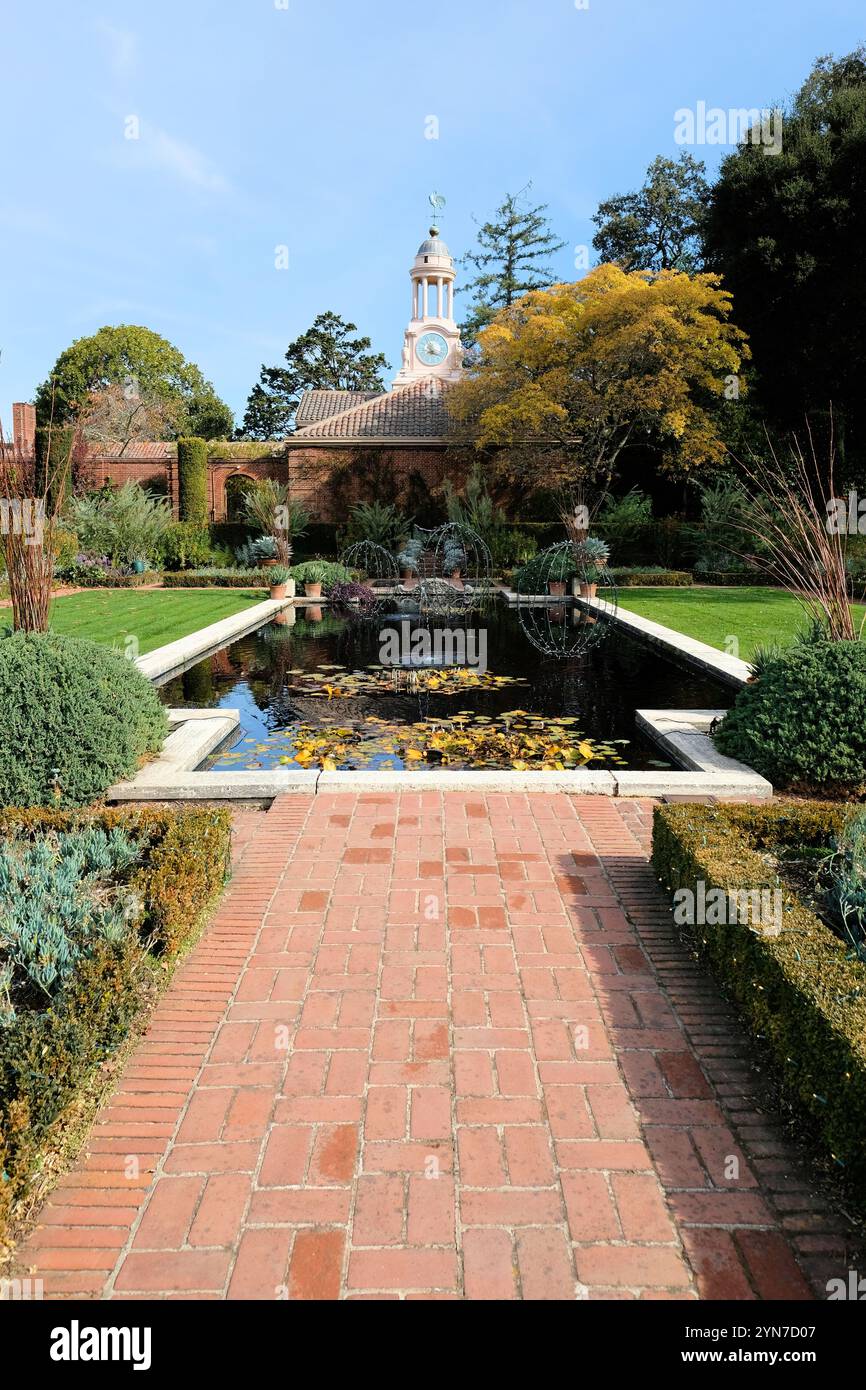 Tour de l'horloge vue depuis l'étang de jardin encastré à Filoli Historic House and Garden, Woodside, Californie. Banque D'Images