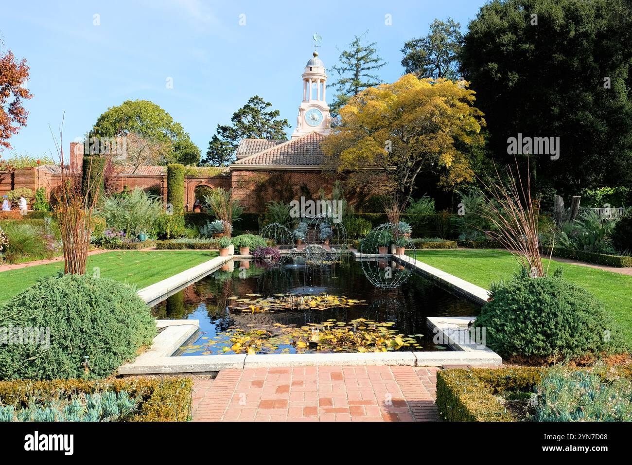 Tour de l'horloge vue depuis l'étang de jardin encastré à Filoli Historic House and Garden, Woodside, Californie. Banque D'Images