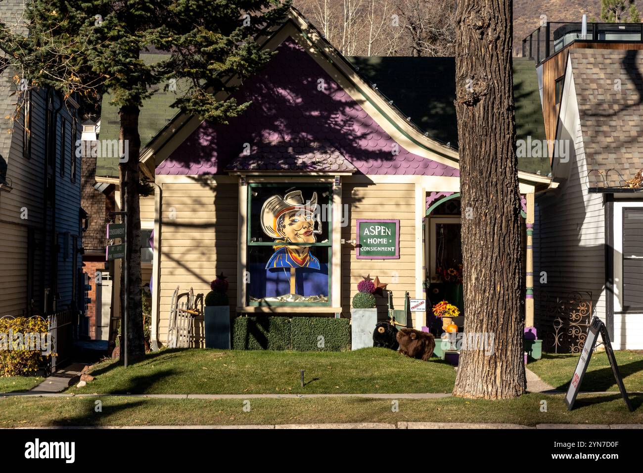 Extérieur du magasin Aspen Home consignation, un magasin qui vend des meubles usagés, situé sur main Street à Aspen, Colorado, États-Unis. Banque D'Images