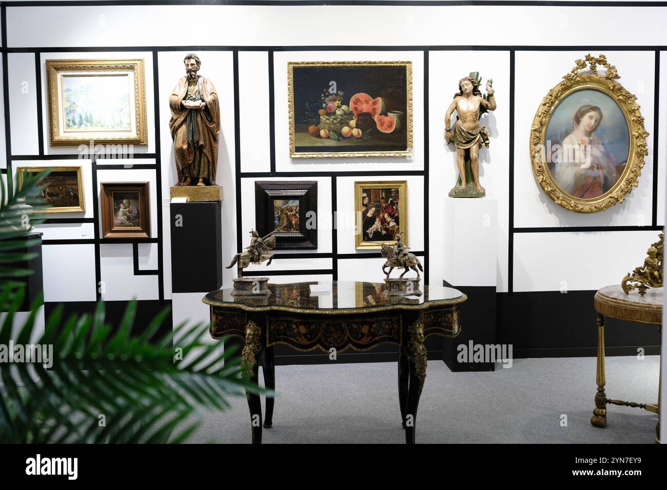 Eléments décoratifs exposés à la Feria Arte 2024, une exposition d'antiquités, de galeries d'art et de collection, à IFEM IFEMA, Madrid, 24 novembre Espagne Banque D'Images