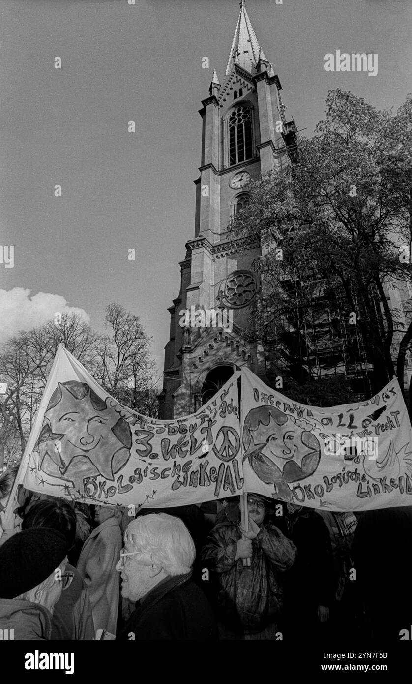 Démonstration zum 9. Novembre Deutschland, Berlin, 09.11.1991, Demo zum 9. Novembre Reichskristallnacht, Demobeginn an der Gethsemanekirche, Â *** démonstration le 9 novembre Allemagne, Berlin, 09 11 1991, démonstration le 9 novembre Reichskristallnacht, démonstration commence au Gethsemanekirche, Â Banque D'Images