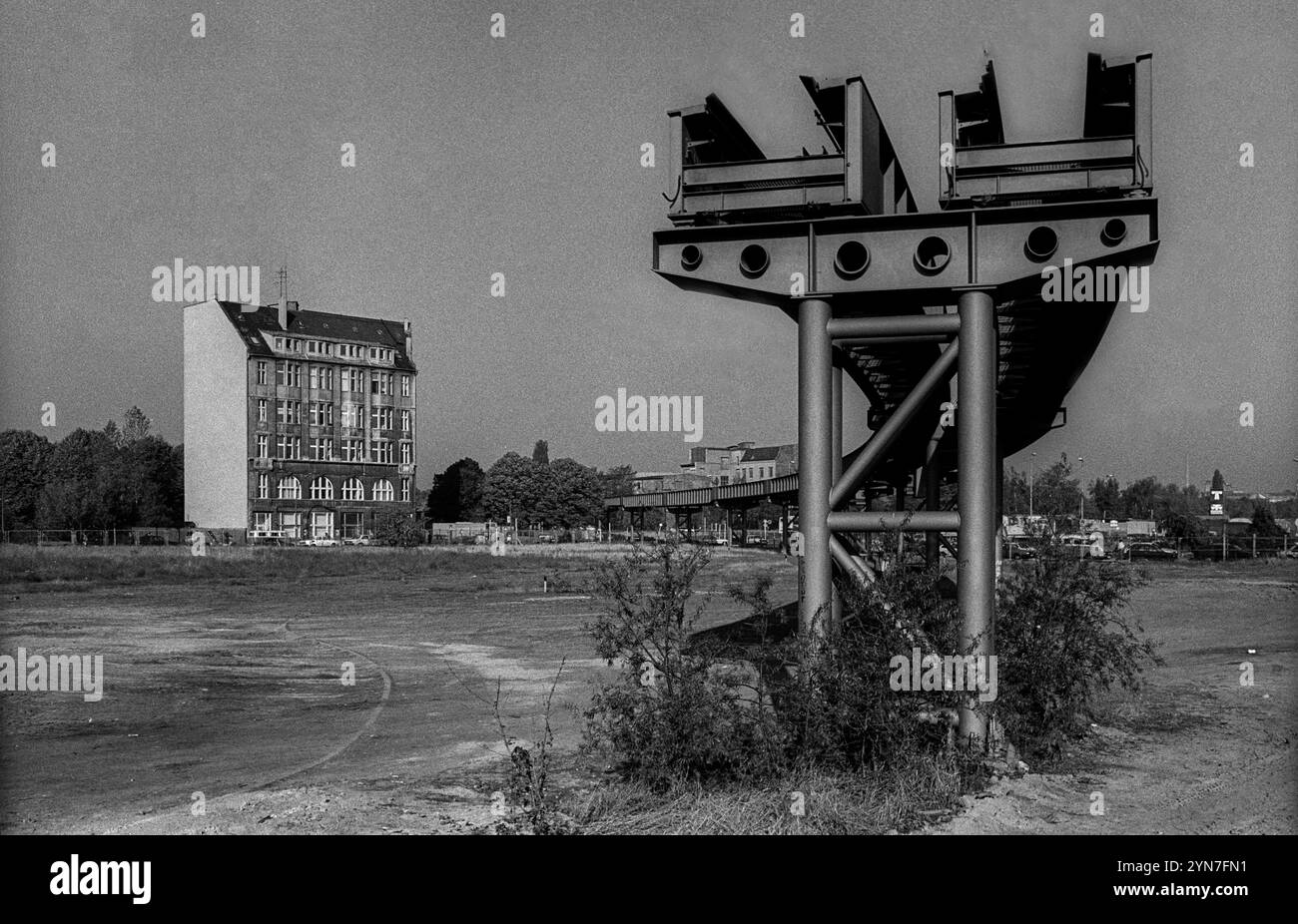 Magnetschwebebahn Deutschland, Berlin, 20.10.1991, demontage der Magnetschwebebahn am Potsdamer Platz, links das Weinhaus Hut, Â *** Maglev train Germany, Berlin, 20 10 1991, démontage du Maglev train à Potsdamer Platz, à gauche Weinhaus Hut, Â Banque D'Images