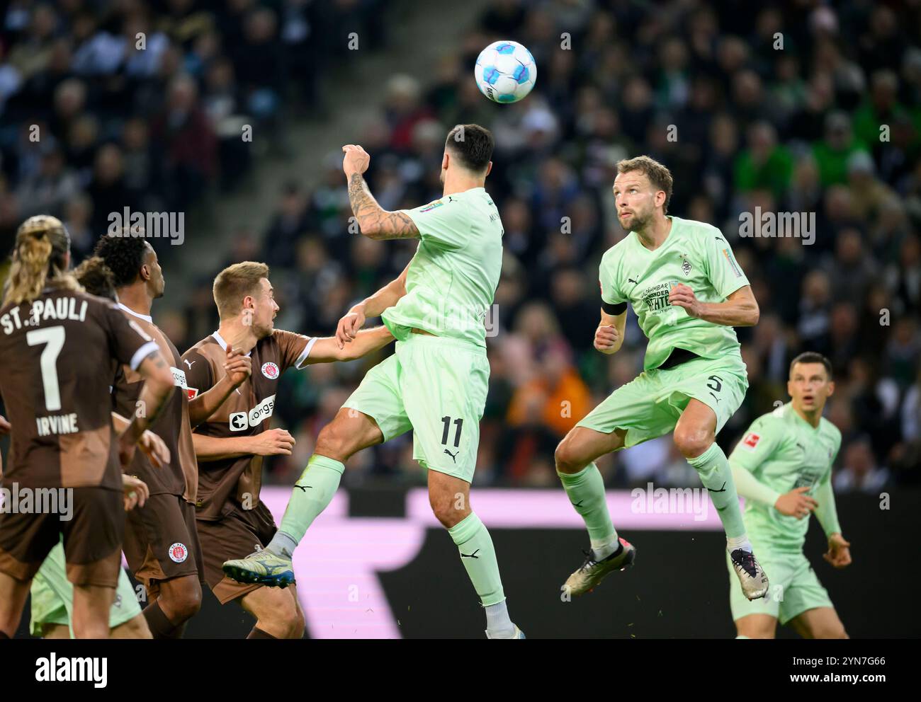 Marvin FRIEDRICH R. (MG) at the header, action, duels, left to right Jackson IRVINE (préparé Pauli), Morgan GUILAVOGUI (préparé Pauli), Hauke WAHL (préparé Pauli), Tim KLINDIENST (MG), Marvin FRIEDRICH (MG) Soccer 1 . Bundesliga, 11e journée, Borussia Monchengladbach (MG) - FC Pauli Hamburg Hamburg 2:0, le 24 novembre 2024 à Borussia Monchengladbach/ Germany. #Les règlements du LDF interdisent toute utilisation de photographies comme séquences d'images et/ou quasi-vidéo # Banque D'Images