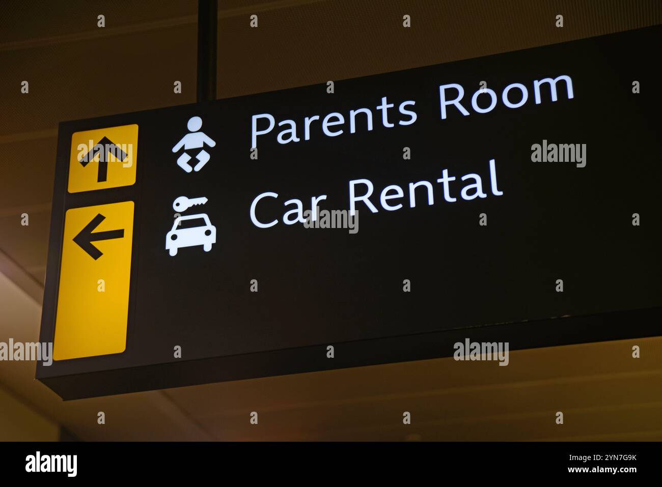 Signalisation de l'aéroport pour la chambre des parents et la location de voiture Banque D'Images