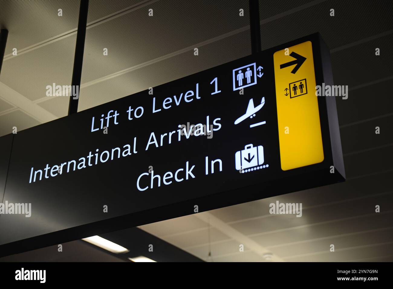 Signalisation aéroport pour les ascenseurs, l'enregistrement et les arrivées internationales Banque D'Images