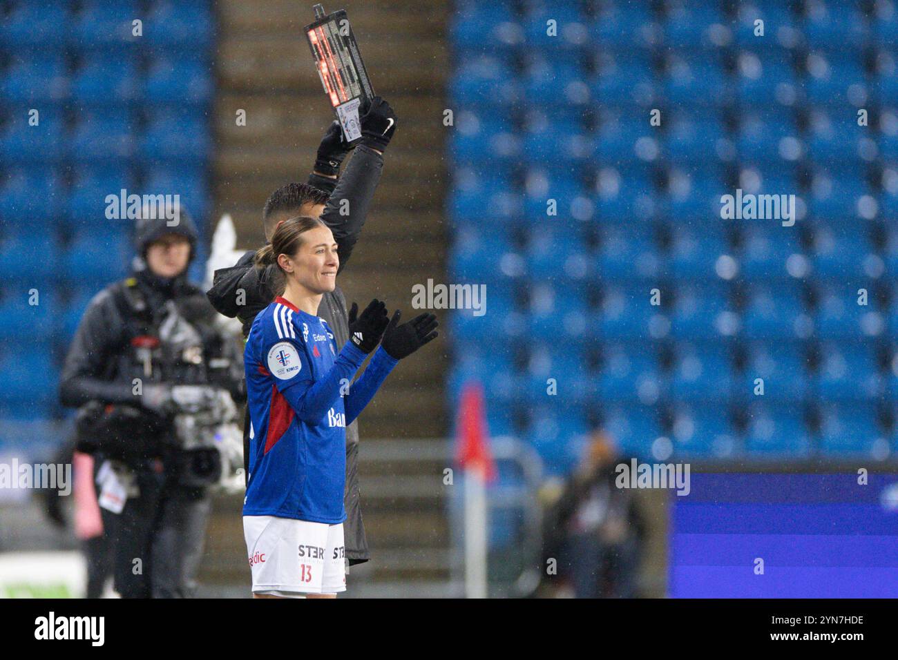 Oslo, Norvège. 24 novembre 2024. Oslo, Norvège, 24 novembre 2024 : Mimmi Lofwenius Veum (13 Valerenga) obtient ses premières minutes sur le terrain après avoir été blessée pendant 364 jours lors de la finale du championnat de Norvège entre Valerenga et Rosenborg au stade Ullevaal à Oslo, Norvège (Ane Frosaker/SPP) crédit : SPP Sport Press photo. /Alamy Live News Banque D'Images