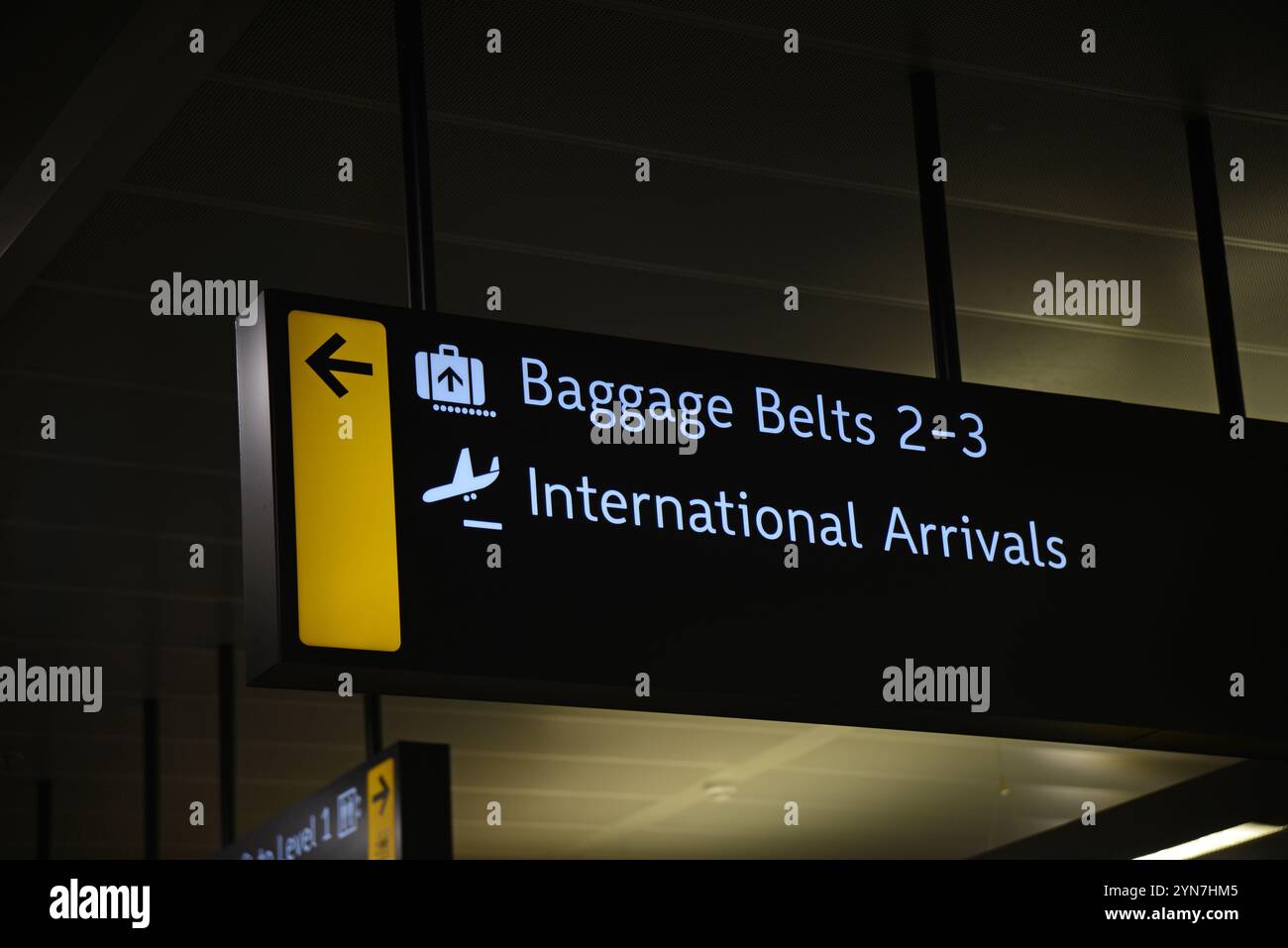 Signalisation aéroport pour les ceintures à bagages 2-3 et les arrivées internationales Banque D'Images