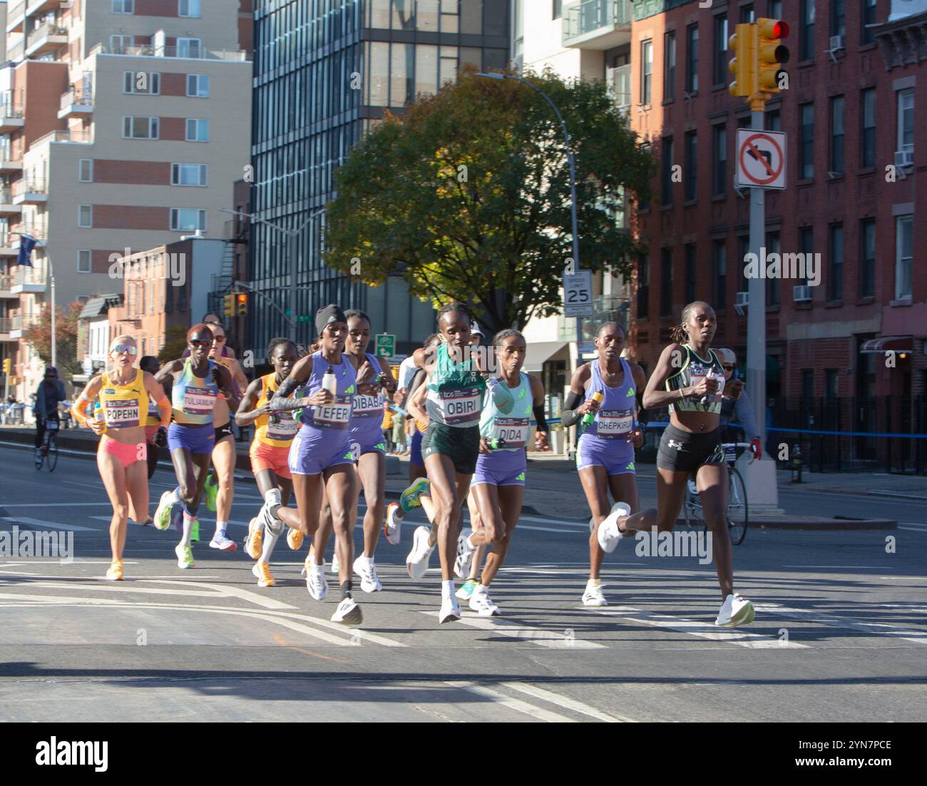 Sheila Chepkirui, du kenya, vue ici à la barre des 7 milles, a été la gagnante féminine du marathon de NY en 2024. Banque D'Images