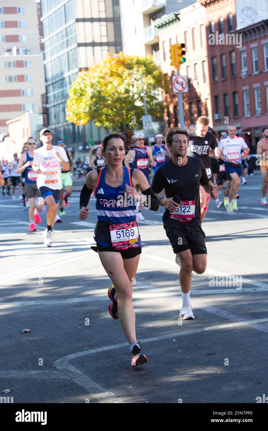 Coureurs se déplaçant le long de la 4th Avenue dans le quartier Park Slope de Brooklyn à environ 7 miles pendant le marathon de New York en 2024. Banque D'Images