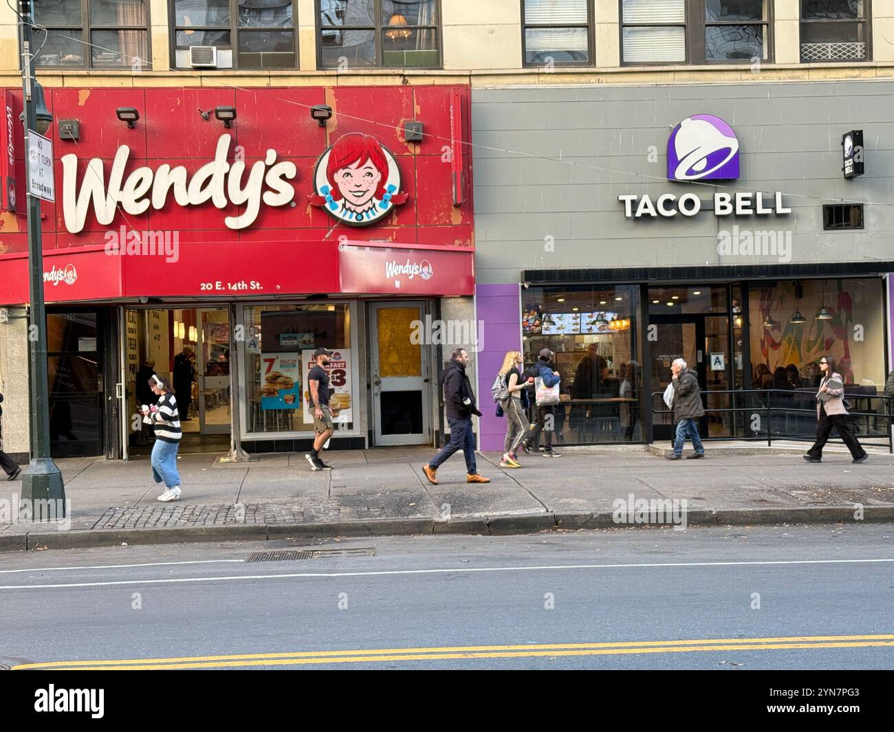 Restaurants rapides le long de la 14e rue à Manhattan, New York. Banque D'Images
