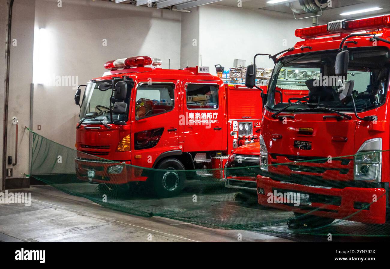 Camions de pompiers garés dans une gare de Tokyo prêts à intervenir en cas d'urgence Banque D'Images