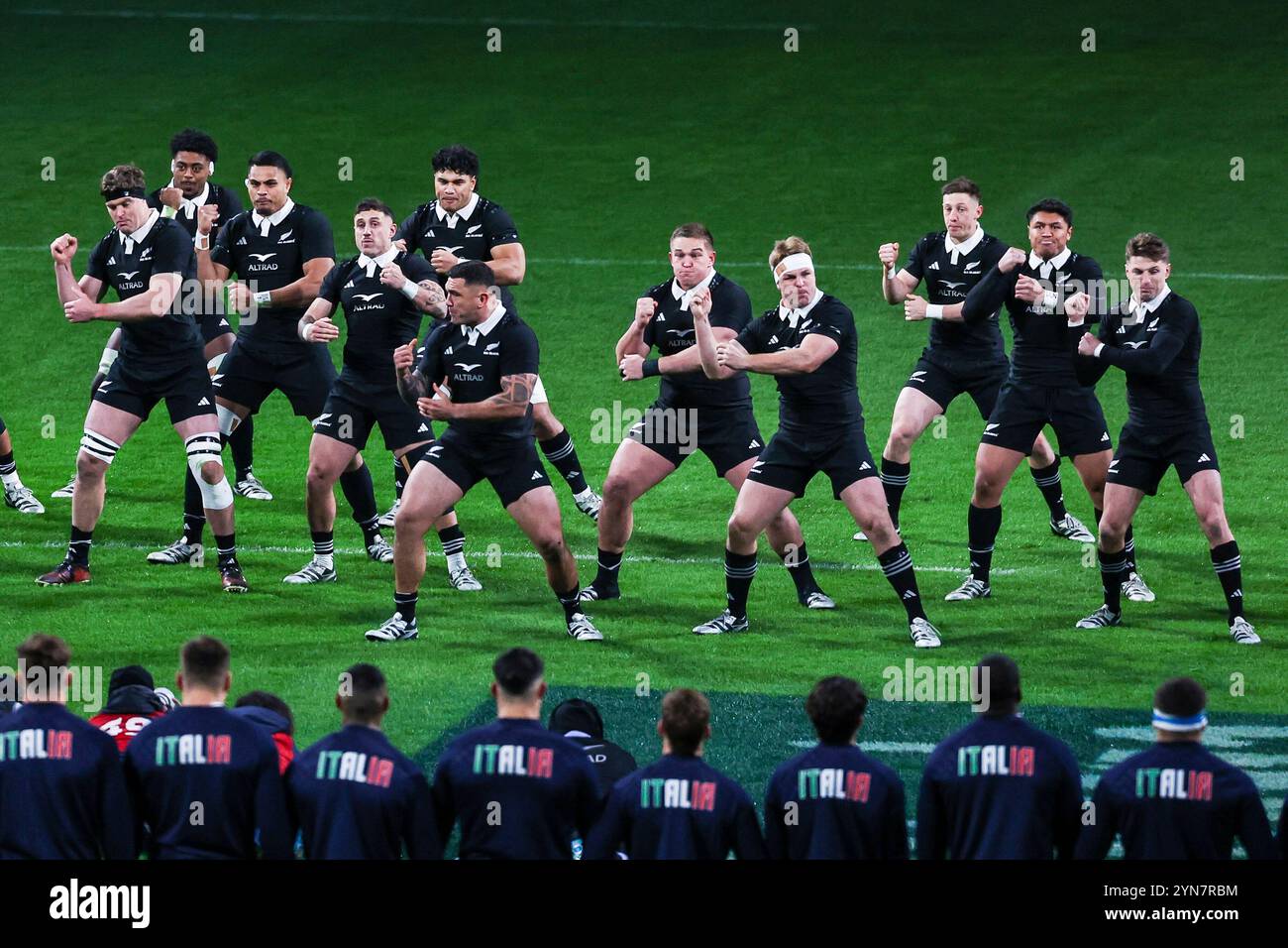 Turin, Italien. 23 novembre 2024. Les All Blacks de Nouvelle-Zélande jouent le Haka lors du match de l'Autumn Nations Series 2025 entre l'Italie et la Nouvelle-Zélande (All Blacks) au stade Allianz. Score final Italie 11 | 29 Nouvelle-Zélande crédit : dpa/Alamy Live News Banque D'Images