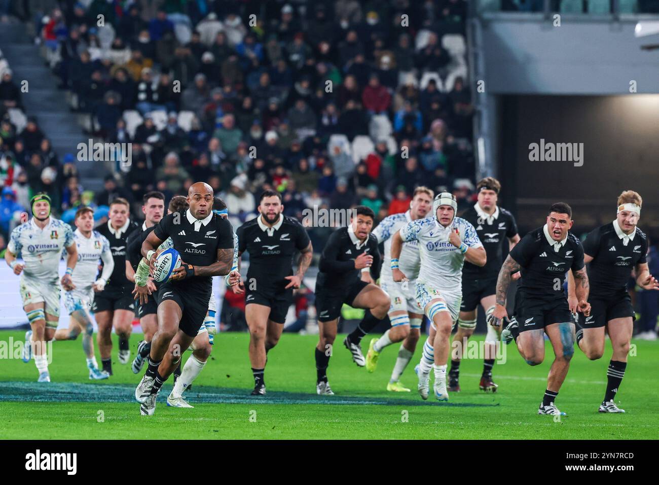 Mark Tele'a de la Nouvelle-Zélande vu en action lors du match de l'Autumn Nations Series 2025 entre l'Italie et la Nouvelle-Zélande (All Blacks) au stade Allianz. Score final Italie 11 | 29 Nouvelle-Zélande Banque D'Images