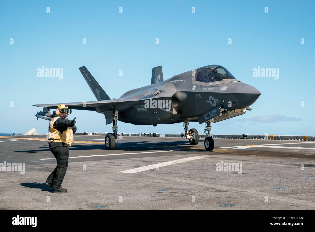 Un F-35B Lightning II du corps des Marines des États-Unis attaché au Marine Fighter Attack Squadron (VMFA) 225, 15th Marine Expeditionary Unit, taxis avant le décollage du navire d'assaut amphibie USS Boxer (LHD 4) dans l'océan Pacifique le 20 novembre 2024. Des éléments de la 15e MEU sont actuellement embarqués à bord de Boxer et mènent des opérations de routine dans la 3e flotte américaine. (Photo du corps des Marines des États-Unis par le sergent Amelia Kang) Banque D'Images