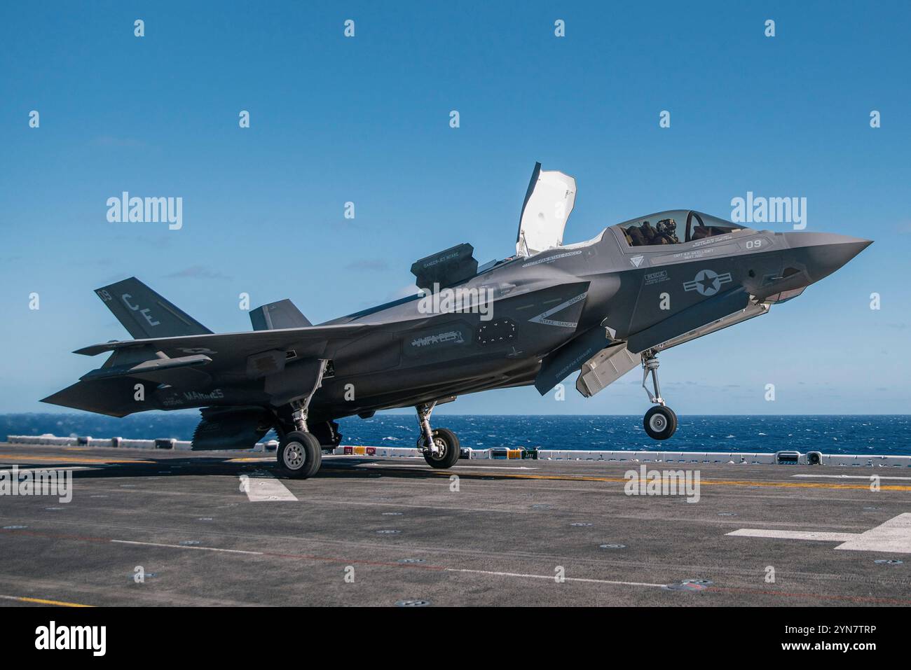 Un F-35B Lightning II du corps des Marines des États-Unis attaché au Marine Fighter Attack Squadron (VMFA) 225, 15th Marine Expeditionary Unit, décolle du navire d'assaut amphibie USS Boxer (LHD 4) dans l'océan Pacifique le 20 novembre 2024. Des éléments de la 15e MEU sont actuellement embarqués à bord de Boxer et mènent des opérations de routine dans la 3e flotte américaine. (Photo du corps des Marines des États-Unis par le sergent Amelia Kang) Banque D'Images