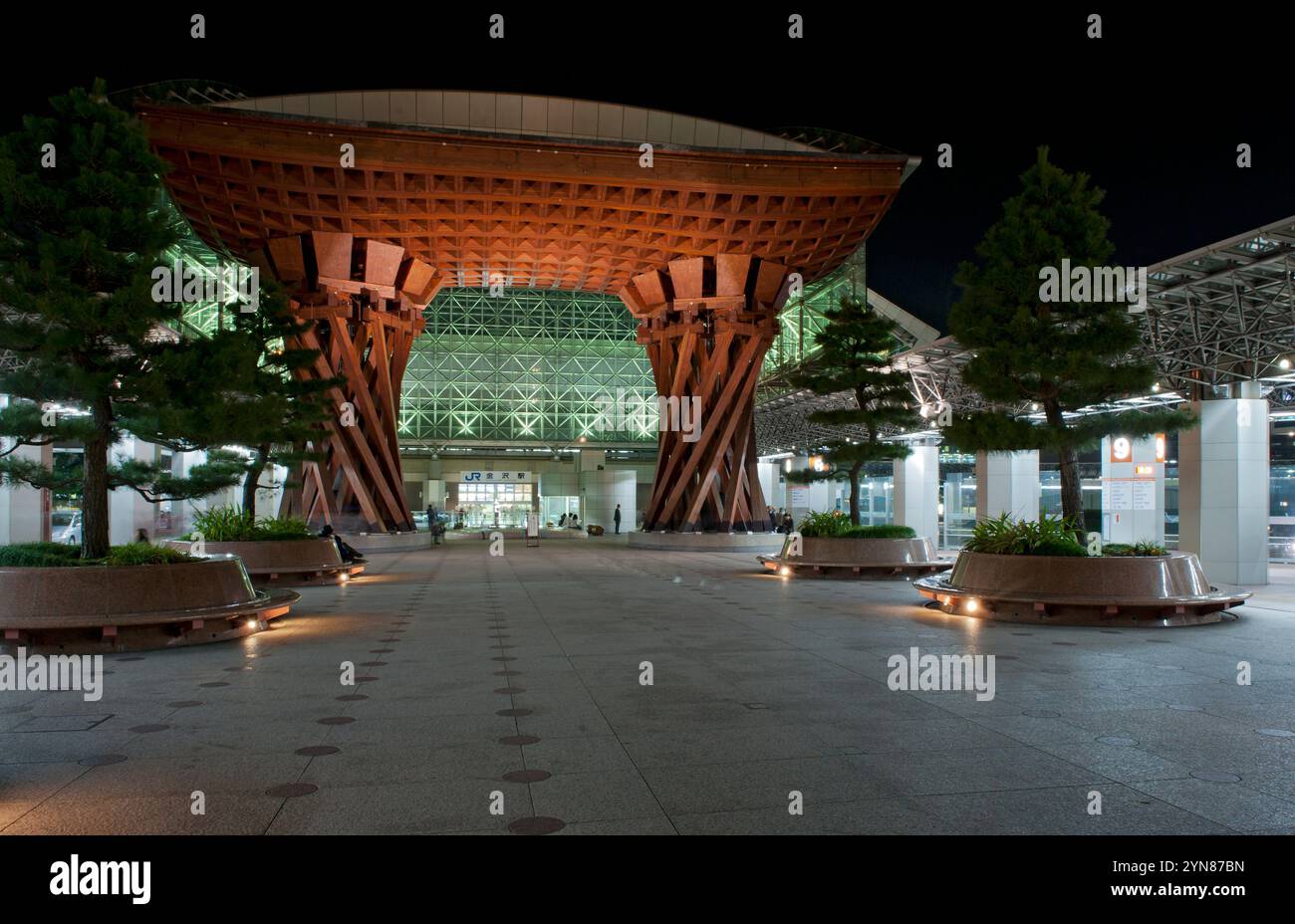 L'emblématique structure en bois du Tsuzumi-mon (porte du tambour) à l'entrée de la gare de Kanazawa JR conçue par l'architecte Ryuzo Shirae, Ishikawa. Banque D'Images